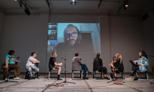 Švicarski redatelj usred Beograda opalio po srpskoj vlasti: 'Službeni Bitef je farsa i zombi'