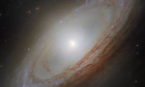 Ova galaksija vrti se na neobičan način: Hubble otkrio što se događa u njezinu središtu
