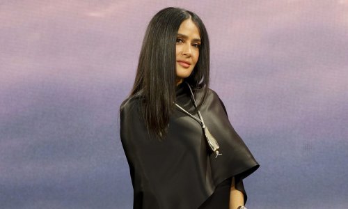 Salma Hayek pokazala moć crne elegancije: Posebnim detaljima podigla potpuno crno izdanje