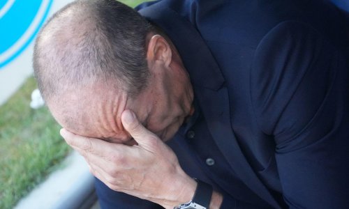 Slavni trener poludio nakon novog kiksa: 'Udarao je u zid, psovao i urlao na igrače'