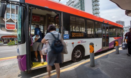 Singapur uvodi kazne za puštanje glazbe u autobusima i držanje nogu na sjedalima