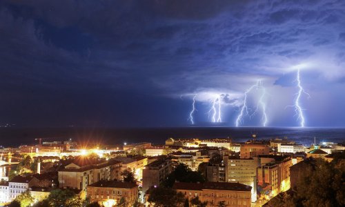 DHMZ najavio naglu promjenu: Sa sjevera stižu kiša i grmljavina, zapuhat će i olujna bura