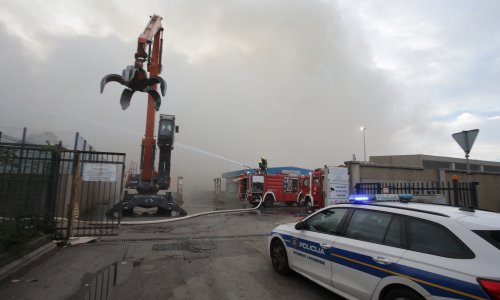 FOTO/VIDEO Stigle prve fotografije požara na Kukuljanovu: Vatra ugašena, ali opasnost još nije prošla