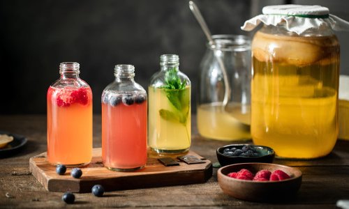 Fermentirani napitak koji je osvojio svijet: Što se zapravo događa kada redovito pijemo kombuchu