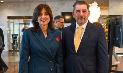 Sanja Musić Milanović zablistala u elegantnom poslovnom izdanju: Jedan detalj razbio je tamne tonove