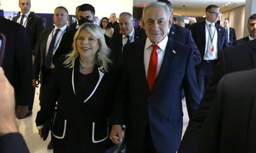 Netanyahu stigao u UN držeći suprugu za ruku: Počinje govor, u dvorani galama - dio ljudi odlazi
