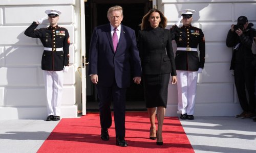 Melania Trump u crnom od glave do pete: Elegantno izdanje privuklo pažnju zanimljivim krojem