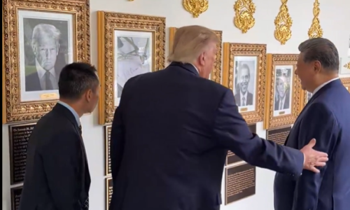 VIDEO Pogledajte kako je Xi prasnuo u smijeh kad mu je Trump pokazao Bidenov 'portret'