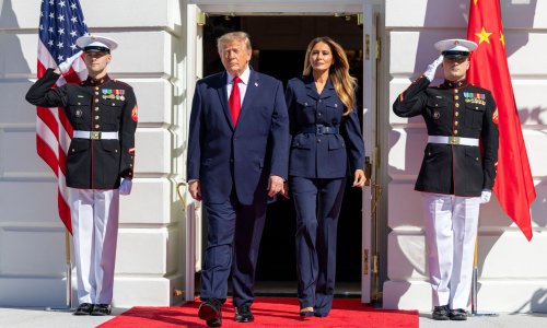 Melania Trump odabrala tamnoplavo od glave do pete: Jedan detalj potpuno je oblikovao siluetu