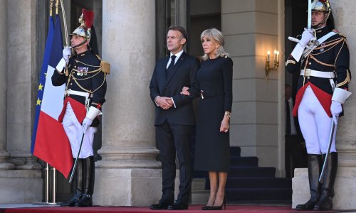 Brigitte Macron za susret s papom odjenula crno od glave do pete: Izbor boje nije bio slučajan