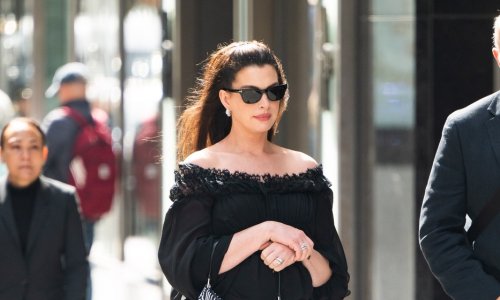 Anne Hathaway prošetala New Yorkom u crnom od glave do pete: Zvijezda stajlinga bila je kultna Prada Cleo torbica