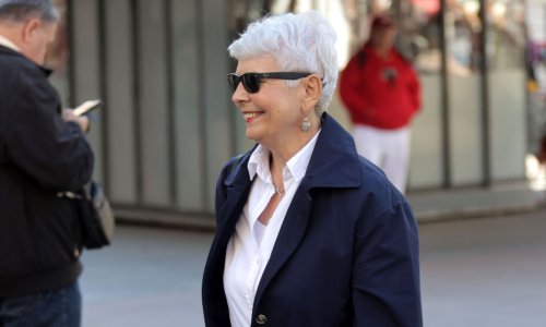 Bivša premijerka u subotnjoj kupovini privukla pažnju: Jedan detalj na njezinom izdanju odmah upada u oči