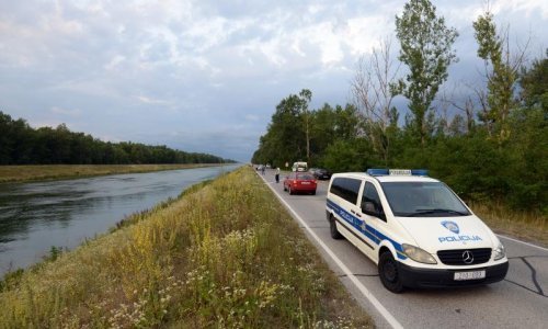 Automobil izvučen iz jezera, potraga za majkom nastavljena