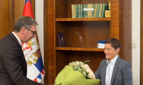 Vučić predao Srbiju i cvijeće Ani Brnabić: 'Sretan ti rođendan i preuzimanje, odoh ja!'