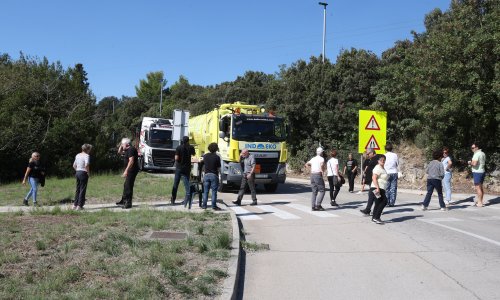 FOTO 'Nećemo stati mjesec dana': Građani blokirali Holcim, kamioni ne mogu ni unutra ni van