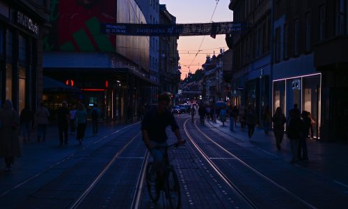 Incident na Remizi: Građani dobacivali štrajkašima; Samo 17-ica vozi, Tomašević najavio novu presicu