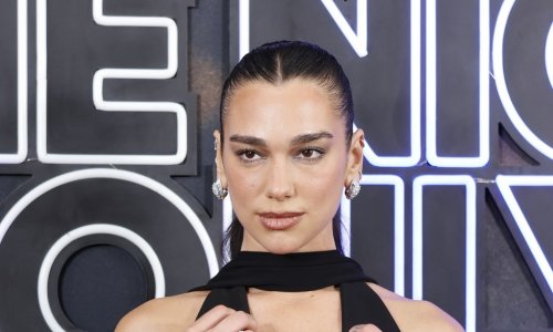 Dua Lipa na obiteljskom vjenčanju zaplesala s čašom na glavi: Otac Dukagjin oduševio nesvakidašnjim potezom