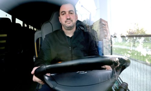 Ovaj vozač autobusa i danas besplatno vozi ljude: 'Ljudi moraju moći doći do bolnice'