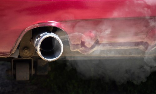 Bijeli dim izlazi iz auspuha kad upalite auto? U jednom slučaju je potpuno normalan, u drugom imate problem