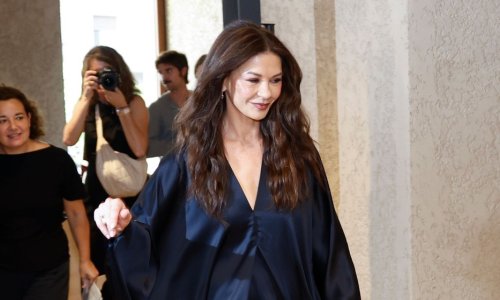 Catherine Zeta-Jones u maloj crnoj haljini s pomakom: Voluminozni mini kroj i štikle za čistu modnu peticu