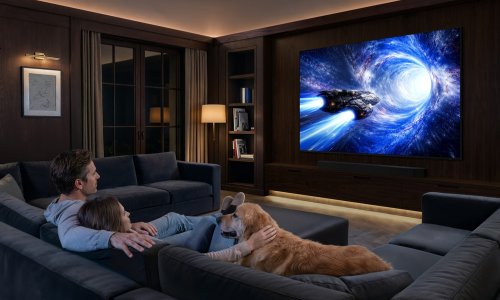 Filmska večer bez ustajanja: Kako pretvoriti dnevni boravak u privatno kino uz samo dva uređaja