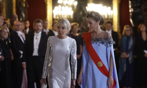 Romantika protiv futurističkog chica: Kraljica Letizia u nebeskoplavoj svili, Brigitte Macron u šljokicama
