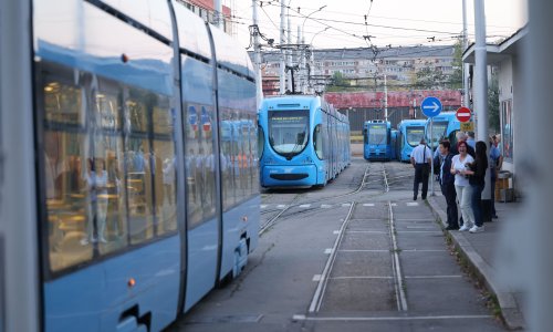 ZET-ovi autobusi i tramvaji napustili garaže i krenuli prevoziti putnike