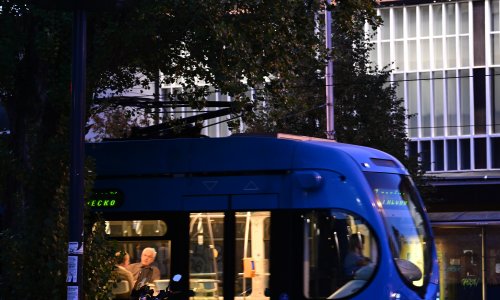 ZET-ovi autobusi i tramvaji napustili garaže i krenuli prevoziti putnike