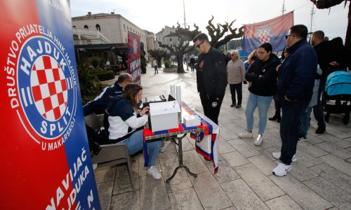 Bacio Srbina u more u Makarskoj, Hajdukovci mu skupili za kaznu