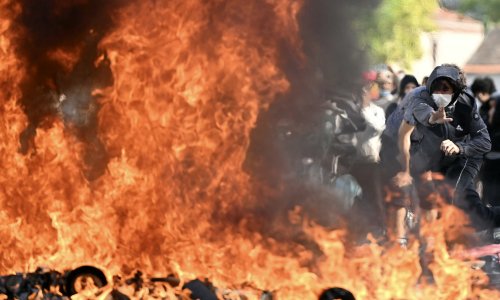 VIDEO Francuska gori: Učenici zapalili škole i vatrogasna vozila, ravnatelja polili benzinom