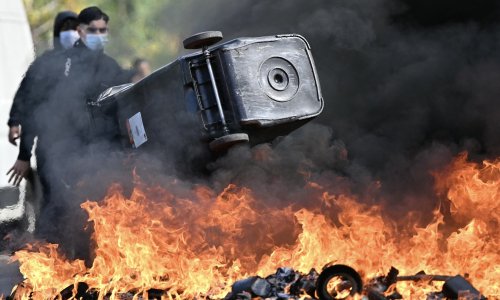 VIDEO Francuska gori: Učenici zapalili škole i vatrogasna vozila, ravnatelja polili benzinom