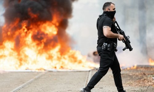 VIDEO Francuska gori: Učenici zapalili škole i vatrogasna vozila, ravnatelja polili benzinom