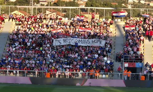 Maleni hrvatski navijači pružili su žestok 'otpor' odraslim Englezima. A podigli su i jedan moćan transparent