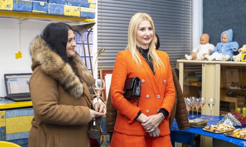 Omiljena HRT-ova novinarka preuzela kormilo na Mrdujskoj regati, gledatelji joj poručili: ‘Volimo te divna ženo’