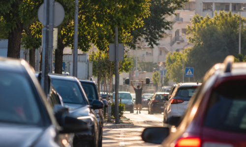 Nevjerojatan prizor na splitskoj cesti: Ljudi vadili mobitele kad su vidjeli što muškarac nosi iznad glave