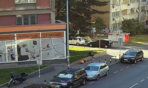 VIDEO Starija žena srušila se nasred ulice, reakcija muškarca zgrozila javnost