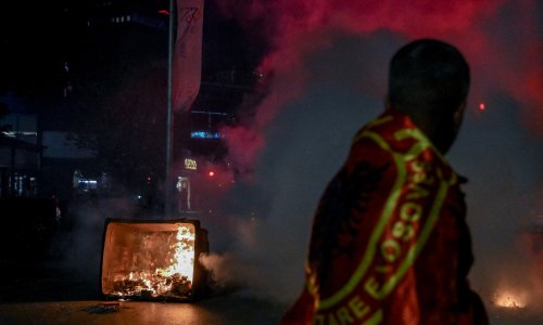 FOTO/VIDEO Kaos u Prištini: Prosvjednici zasuli policiju pirotehnikom, ovi odgovorili suzavcem i vodenim topovima