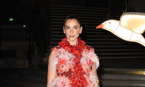Crveno perje i silueta koja ostavlja bez daha: Dua Lipa zablistala na reviji Chanela u Parizu