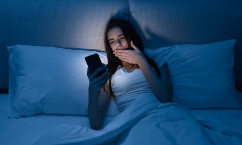 Umorni ste, a ipak ne idete spavati? Psiholozi otkrivaju što se zapravo krije iza ove navike