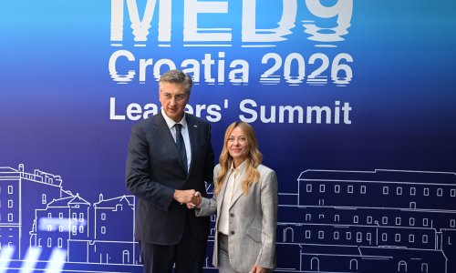 Poslovna elegancija bez suvišnih detalja: Giorgia Meloni privukla poglede u Splitu