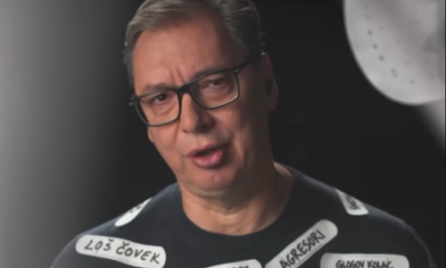 VIDEO Vučić sam sebi lijepio flastere: 'Neke od ovih riječi bole, neke ostavljaju trag'