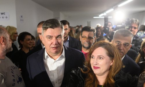 Zoran Milanović i krema domaće glazbene scene na promociji monografije kultnog dvojca Božesačuvaj