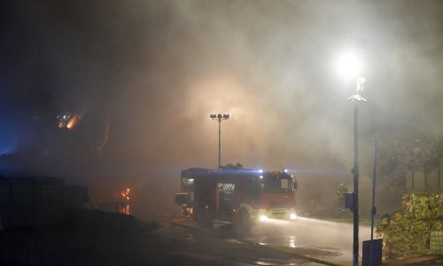 FOTO Lokaliziran požar u Metisu: Gusti dim i dalje prijeti građanima