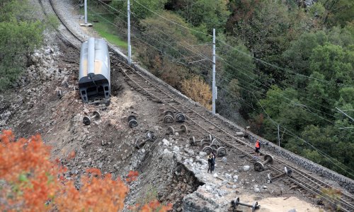 [FOTO] Stigle prve fotografije nesreće kod Rijeke: Vagovi su završili u provaliji