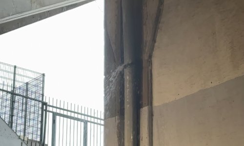 Poljud se raspada. Pogledajte kako prokišnjava krov i voda u potocima teče ispod zapada