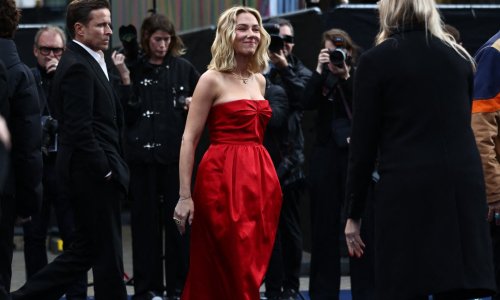 Vatreno izdanje Scarlett Johansson: U satenskoj crvenoj haljini bez naramenica ponosno otkrila veliku tetovažu