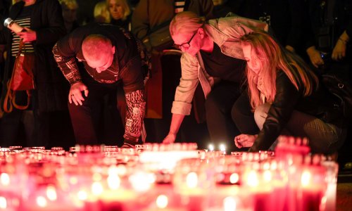Stotine svijeća i pjesma za posljednji pozdrav: Pogledajte kako se Zagreb oprostio od Gorana Bareta