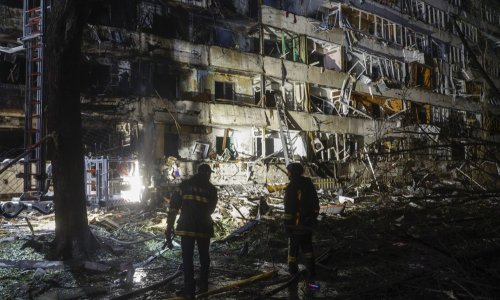 FOTO/ VIDEO Noć užasa u Kijevu: Ruski projektili pogodili stambenu zgradu, Zelenski prozvao saveznike