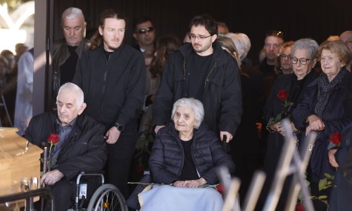 Posljednji počinak u rodnom gradu: Brojni kolege i štovatelji stigli u Vinkovce ispratiti frontmena Majki