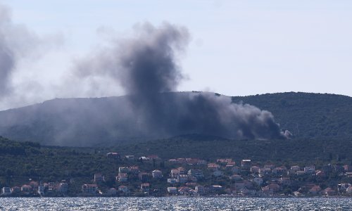 FOTO/VIDEO Požar na Ugljanu: Gori skladište ribarske tvrtke
